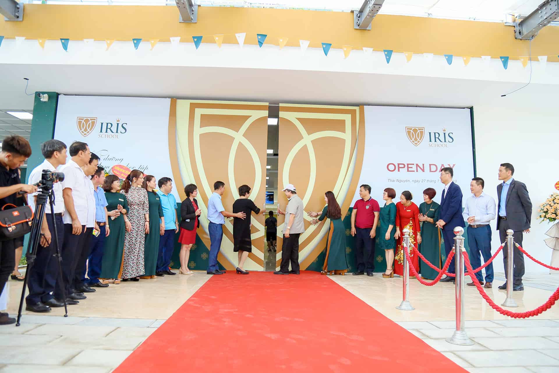 Cánh cổng trường mở ra đánh dấu thời khắc trường IRIS chính thức đi vào hoạt động