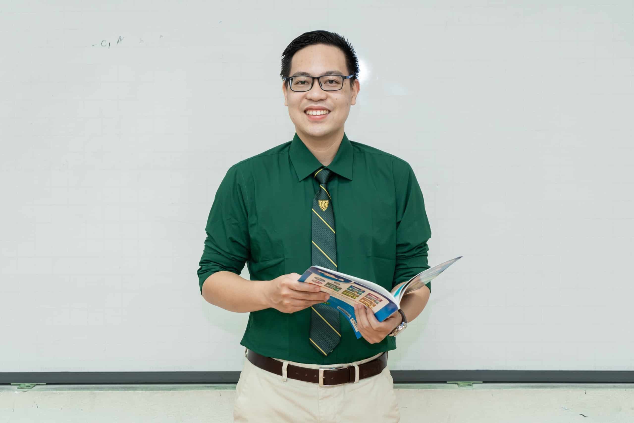 Thầy giáo Nguyễn Hiền Nhân giáo viên tiếng Anh trường iris