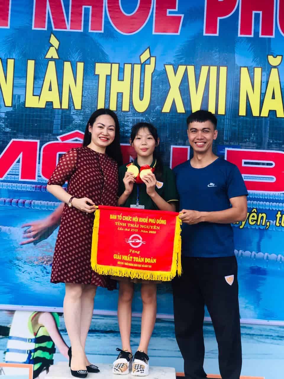Học sinh Trần Phương Thảo - chủ nhân của cú đúp huy chương vàng môn bơi tại Hội khỏe Phù Đổng tỉnh Thái Nguyên