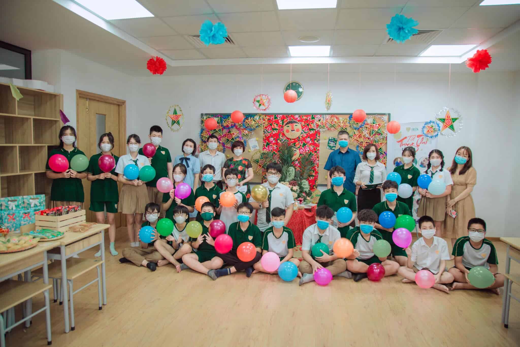 Giải Nhất cấp THCS và THPT thuộc về tập thể lớp 8A2 với phần trang trí trung thu đậm nét truyền thống