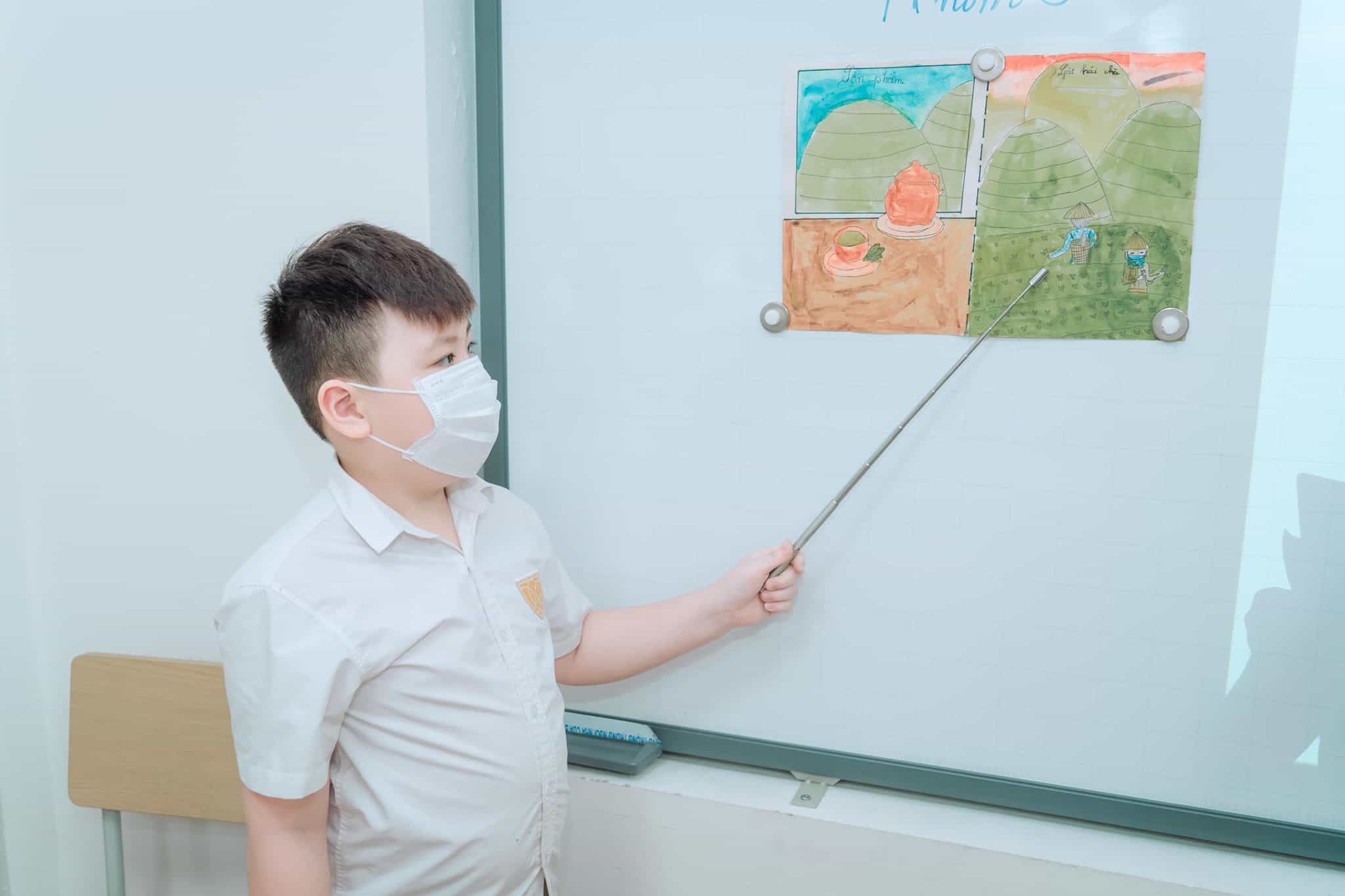 Irisers với vai trò là người thuyết minh, hăng say giới thiệu về sản phẩm của nhóm mình