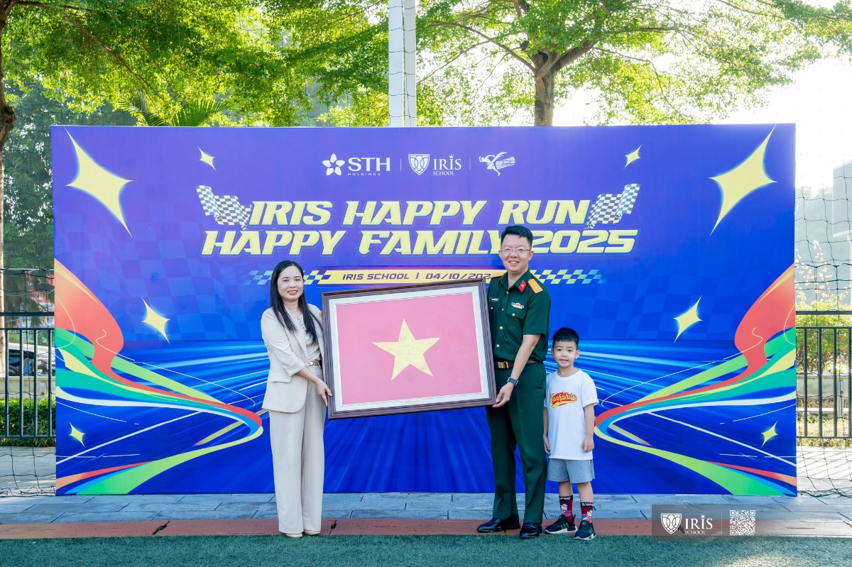 Món quà đặc biệt này vinh dự được đồng chí Trung tá Hoàng Trường Giang - Trưởng phòng Phát hành - Truyền thông báo Quân đội nhân dân; Phụ huynh học sinh Hoàng Lê Anh Minh - Lớp 1A1 trao tặng cho nhà trường.